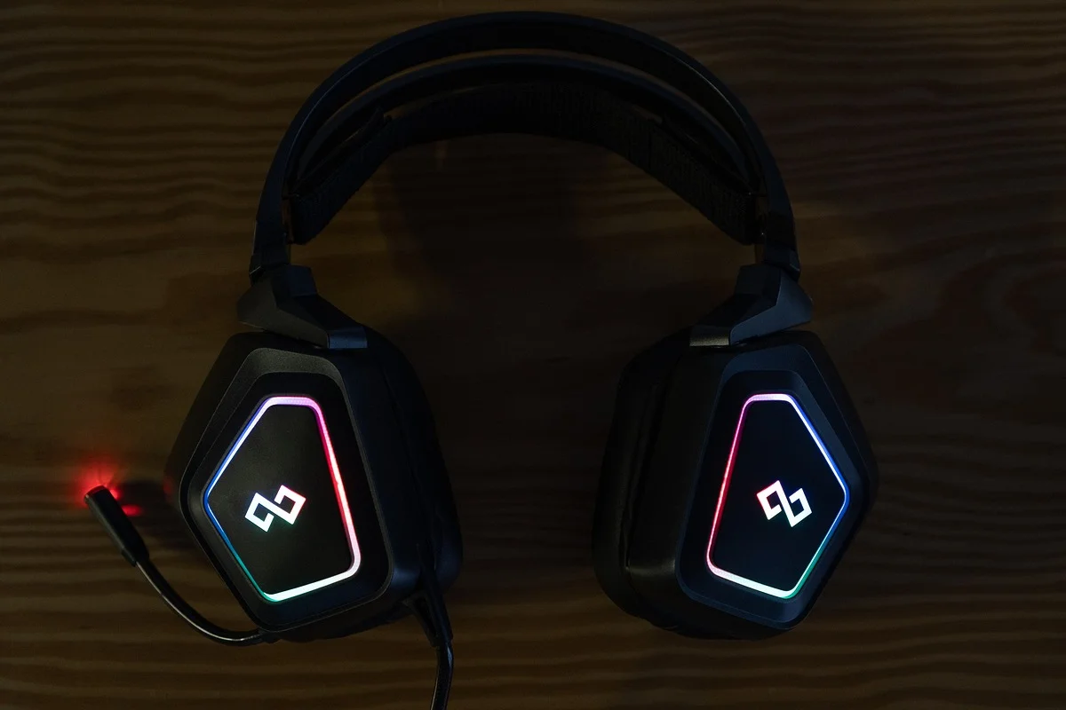 Infinity Saint - Tai nghe chơi game bình dân với LED RGB Infinity Saint - Tai nghe chơi game bình dân với LED RGB