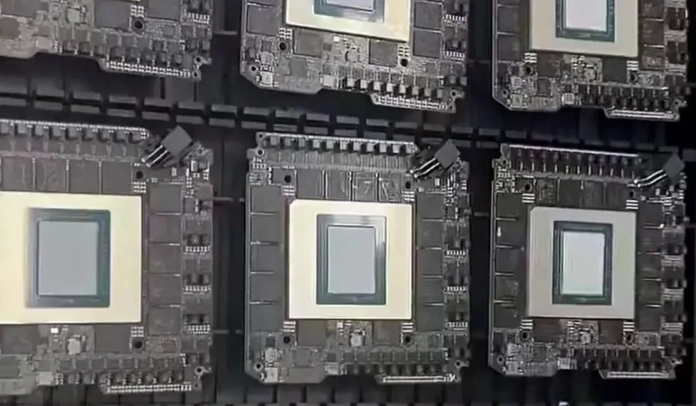 RTX 5090 bị tháo lấy chip để chế tạo GPU máy chủ AI tại Trung Quốc 2